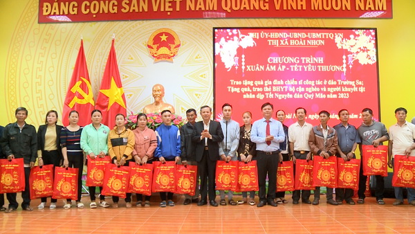 Thị xã Hoài Nhơn trao tặng 3.765 suất quà Tết và 2.768 thẻ BHYT cho hộ cận nghèo.