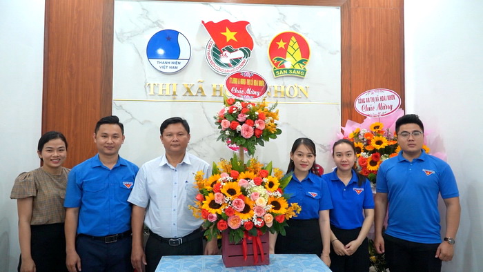 Lãnh đạo Thị xã thăm, chúc mừng Thị đoàn nhân kỷ niêm 92 năm Ngày thành lập Đoàn TNCS Hồ Chí Minh