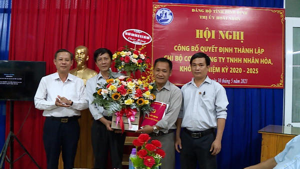 Thị ủy Hoài Nhơn công bố quyết định thành lập 02 Chi bộ cơ sở tại doanh nghiệp tư nhân