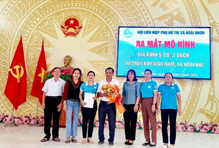 Hội LHPN thị xã Hoài Nhơn tổ chức ra mắt và tập huấn mô hình “Gia đình 5 có, 3 sạch” năm 2023 tại xã Hoài Hải.