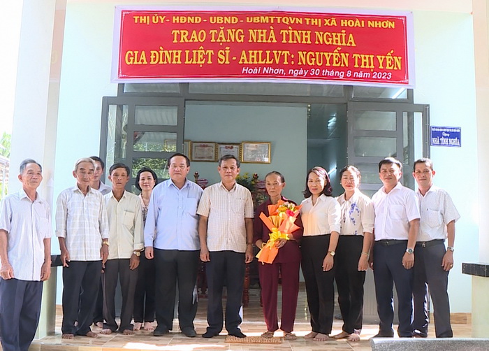Trao nhà tình nghĩa cho thân nhân liệt sỹ, anh hùng LLVT  Nguyễn Thị Yến