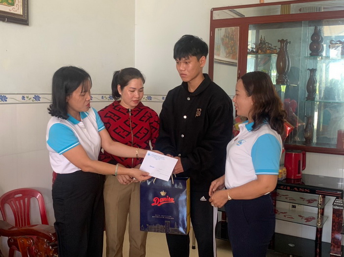 Hội LHPN các cấp trên địa bàn thị xã Hoài Nhơn thăm và tặng quà cho thanh niên chuẩn bị nhập ngũ năm 2024