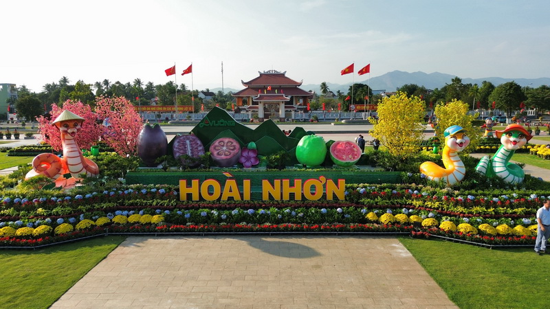 Hoài Nhơn khai mạc thành cụm linh vật mừng xuân Ất Tỵ